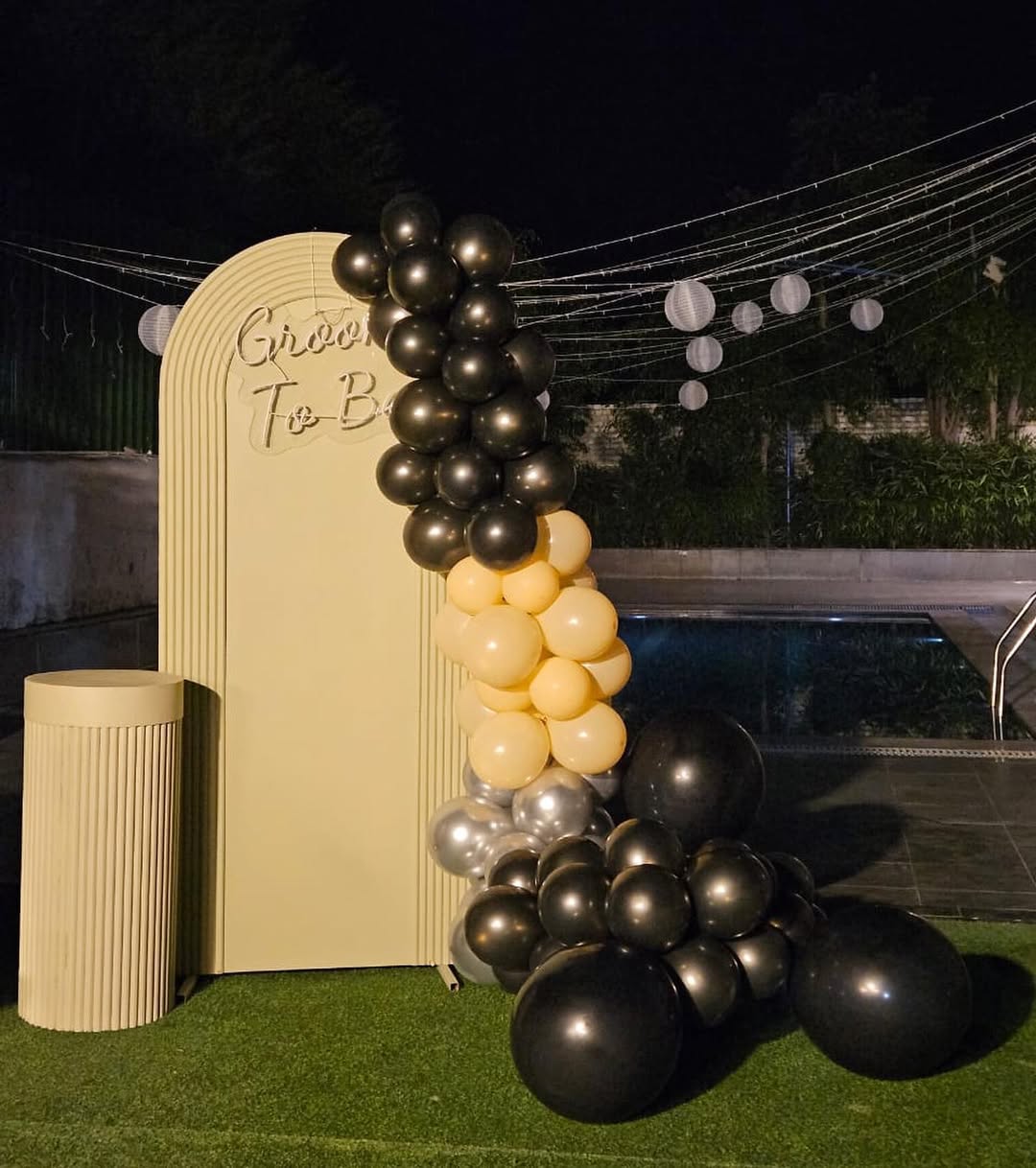 Poolside 'Groom To Be' Cream & Black Arch