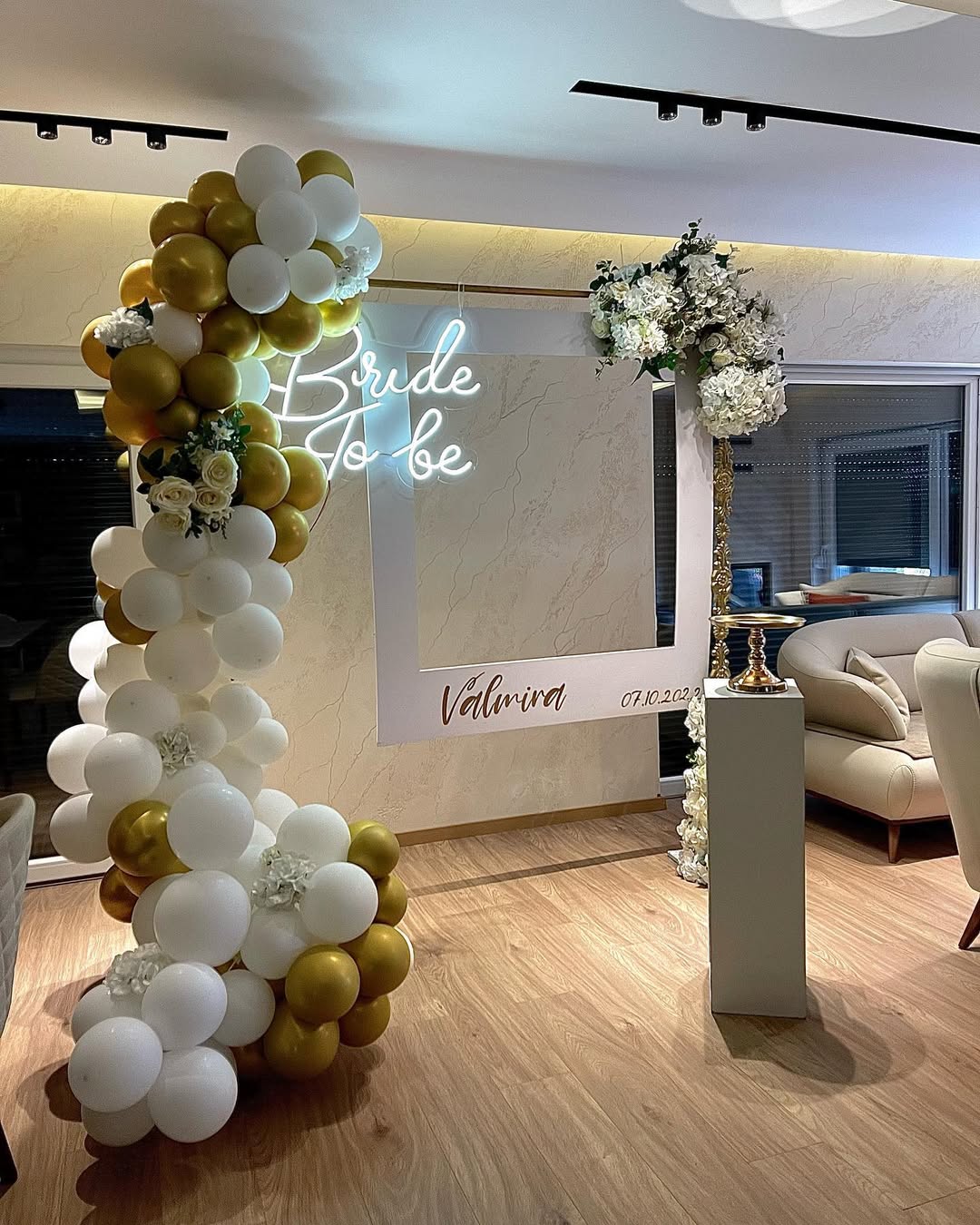 Neon 'Bride To Be' Gold & White Photo Frame Setup