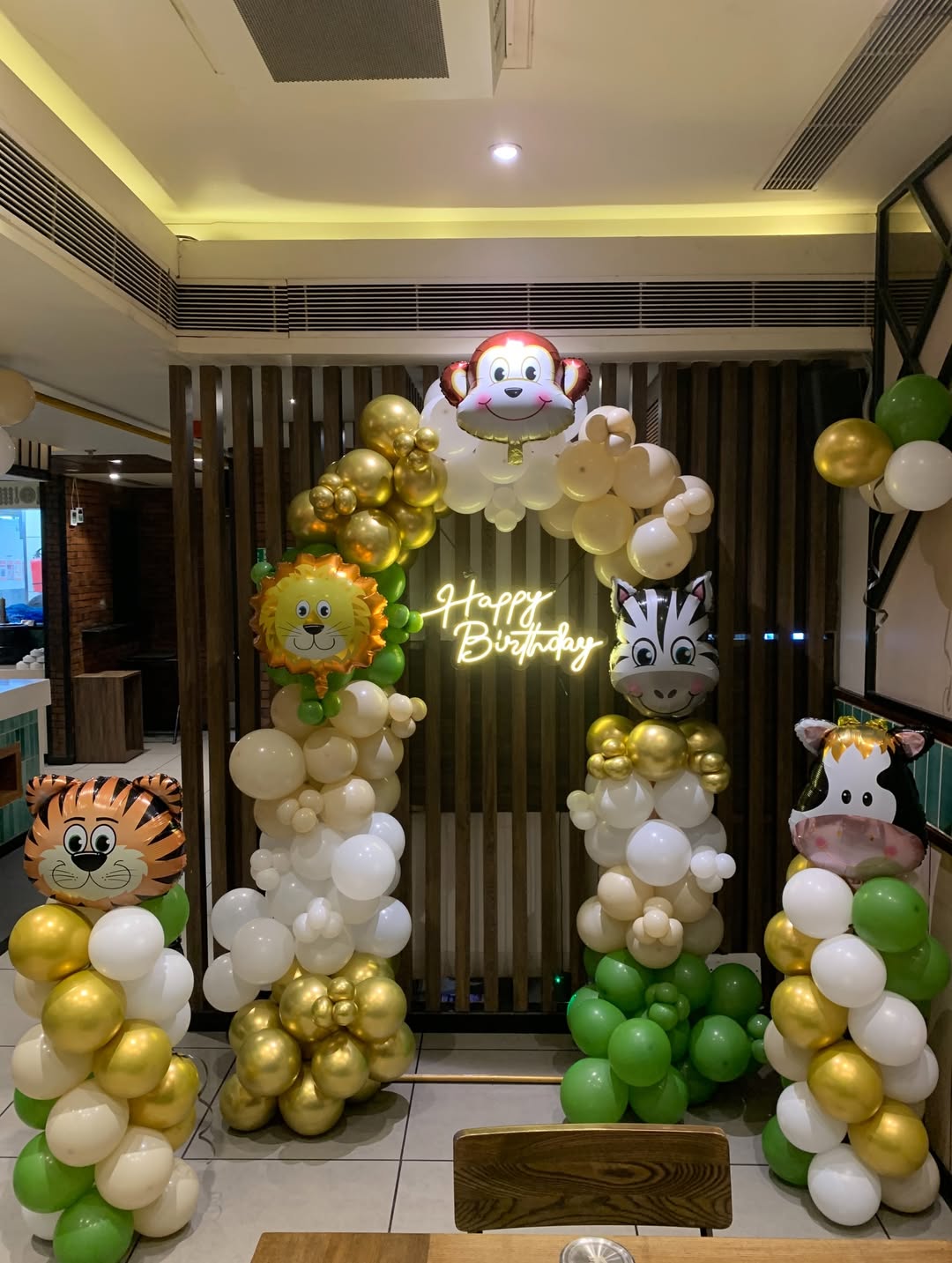 Jungle Safari Restaurant Balloon Arch