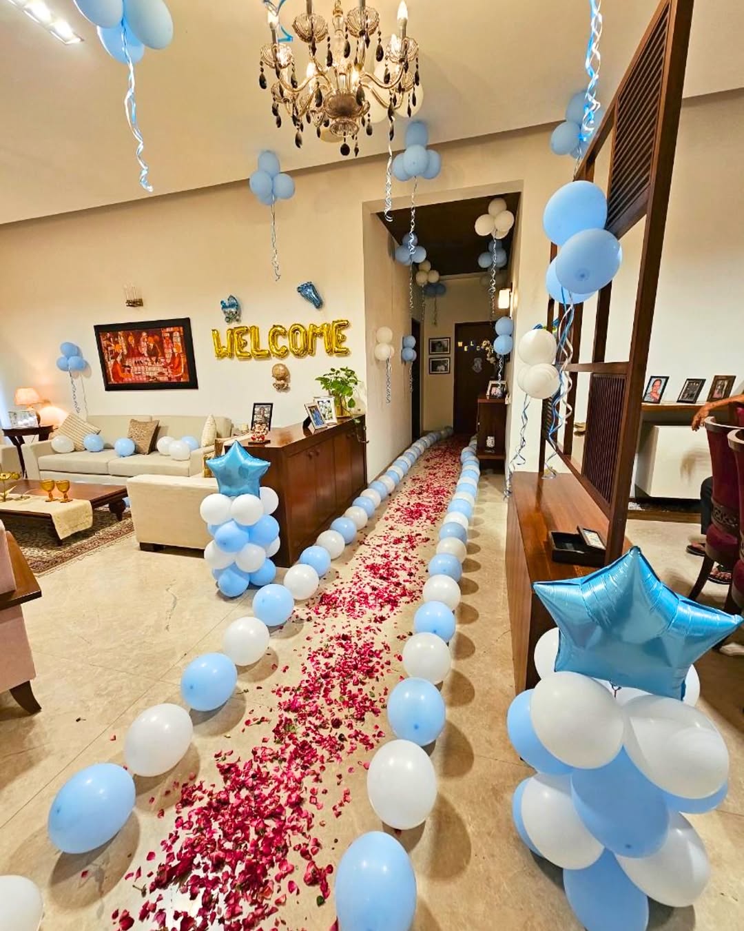 'Welcome' Blue & White Hallway Balloon Pathway