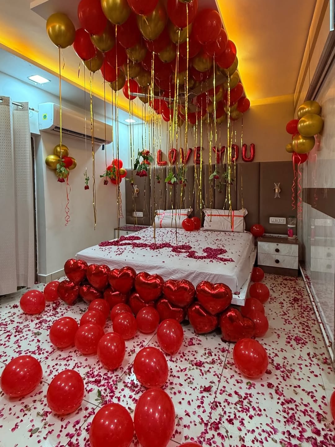 Red & Gold 'LOVE YOU' Ceiling Balloon Room