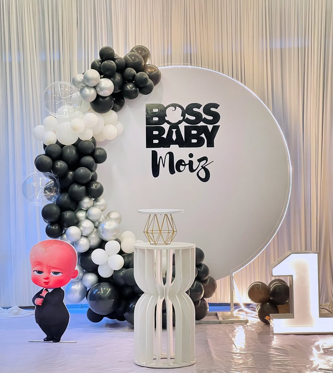 Boss Baby Moiz Black & White Round Arch