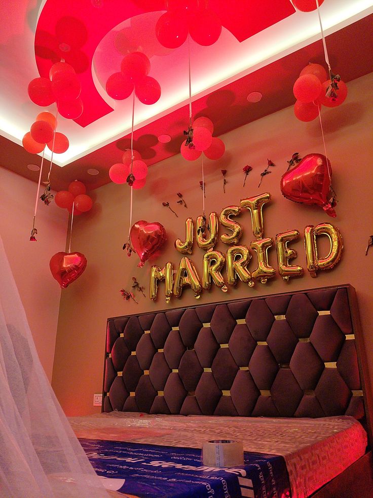 'Just Married' Red Ceiling Balloon Room